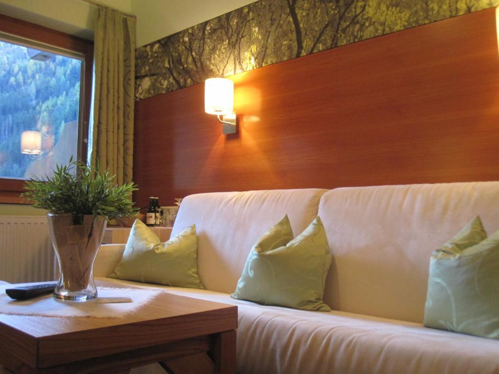 Hotel Garni Romantika Sankt Leonhard im Pitztal Room photo