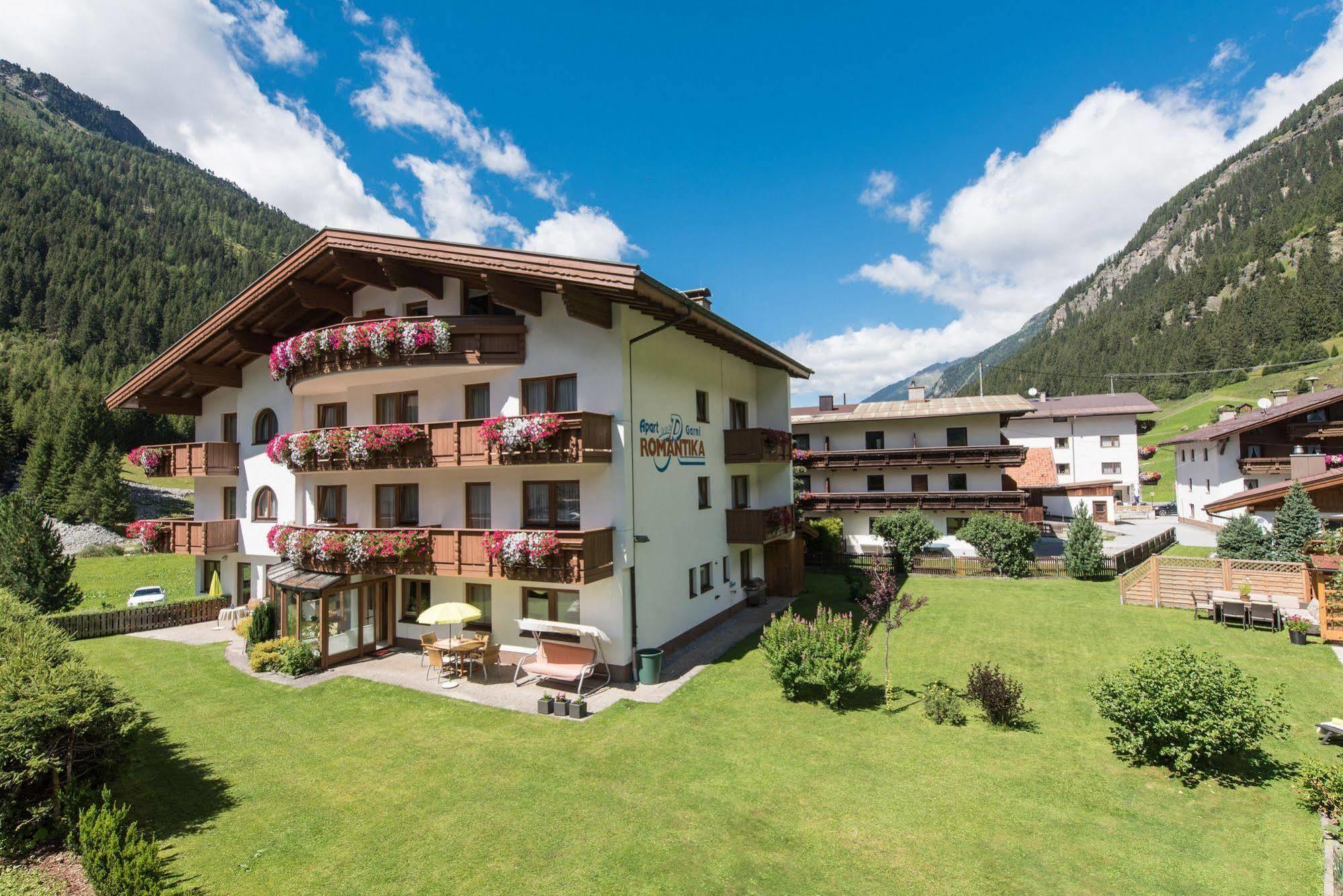 Hotel Garni Romantika Sankt Leonhard im Pitztal Exterior photo