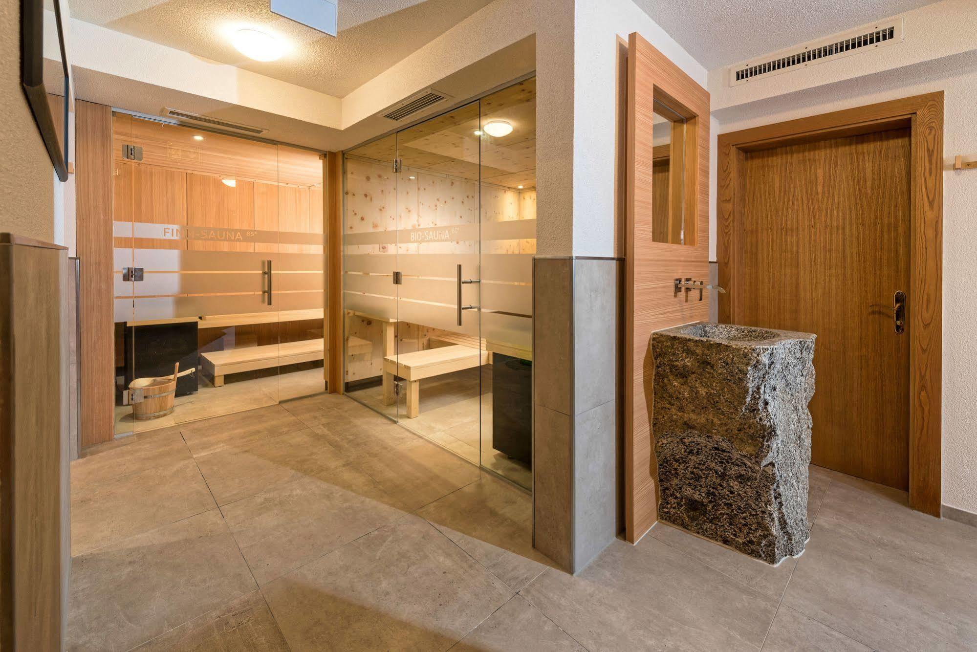 Hotel Garni Romantika Sankt Leonhard im Pitztal Exterior photo
