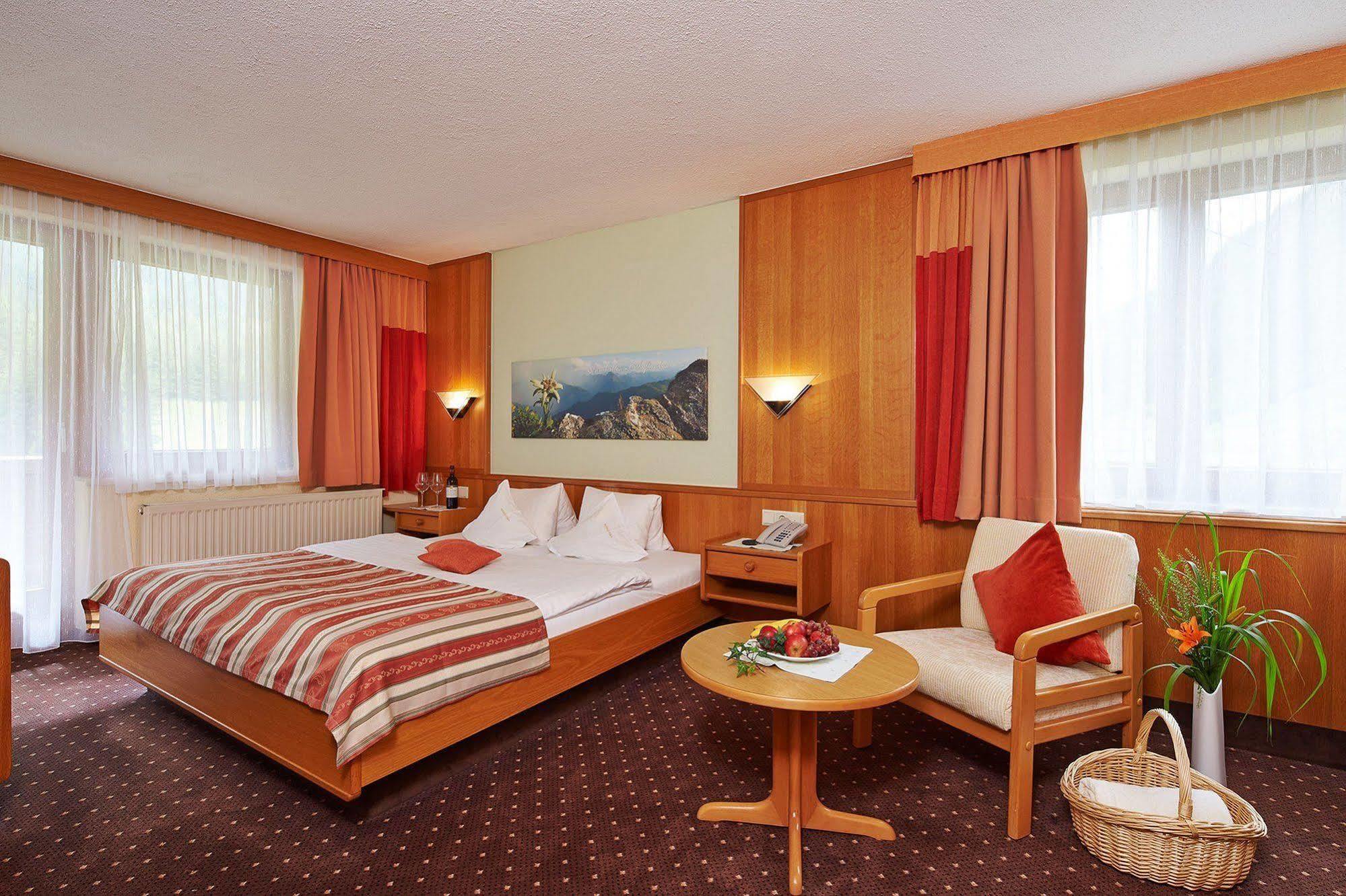 Hotel Garni Romantika Sankt Leonhard im Pitztal Exterior photo